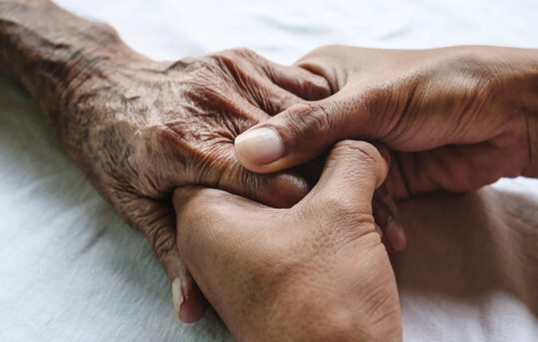 Caregiver talking with senior to reduce loneliness and isolation